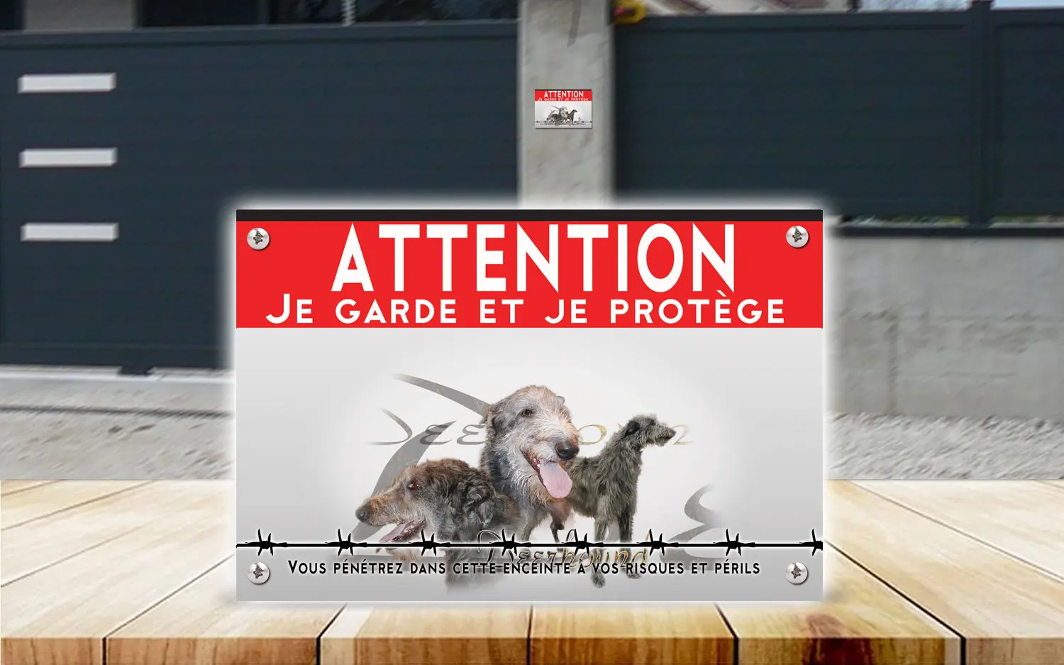 Plaque attention au chien deerhound en dibond 2 mm, posée sur un portail