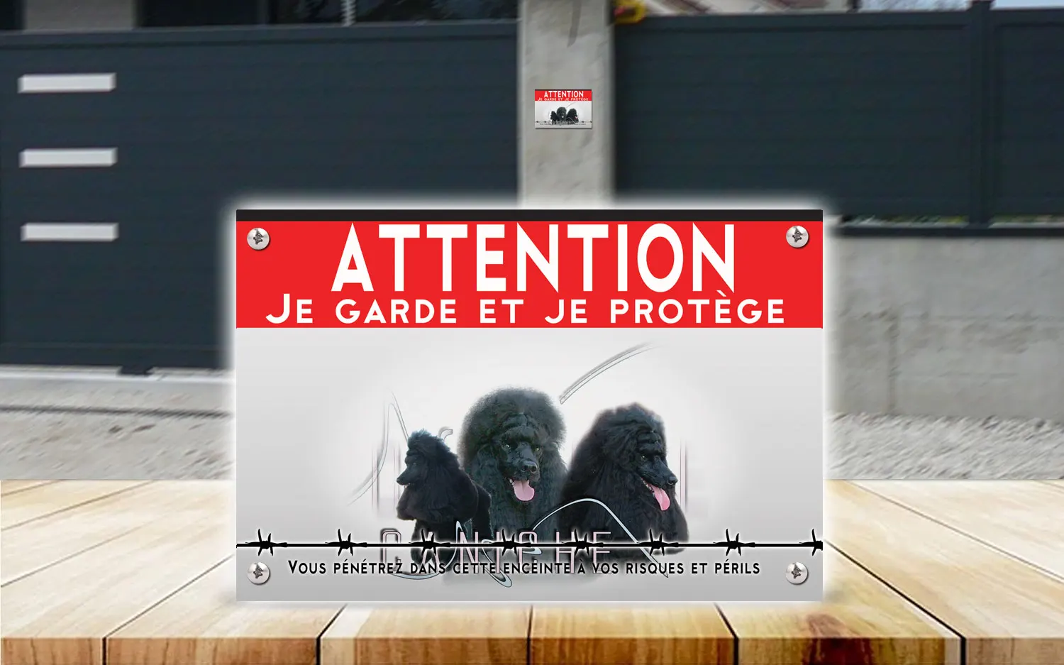 Plaque attention au chien caniche en dibond 2 mm, posée sur un portail