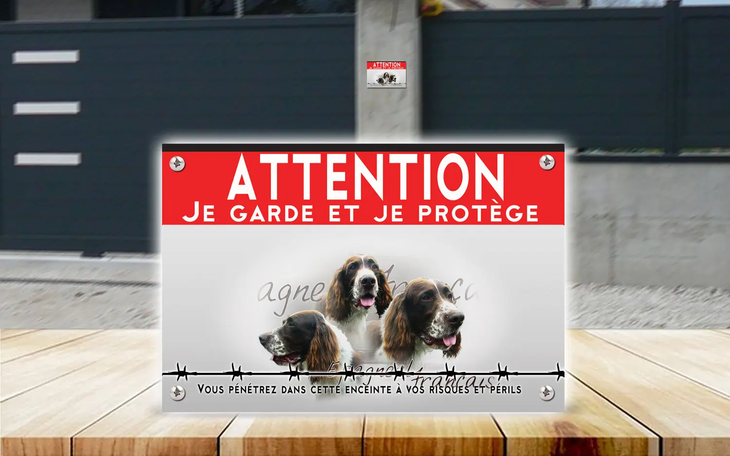 Plaque attention au chien épagneul français en dibond 2 mm, posée sur un portail