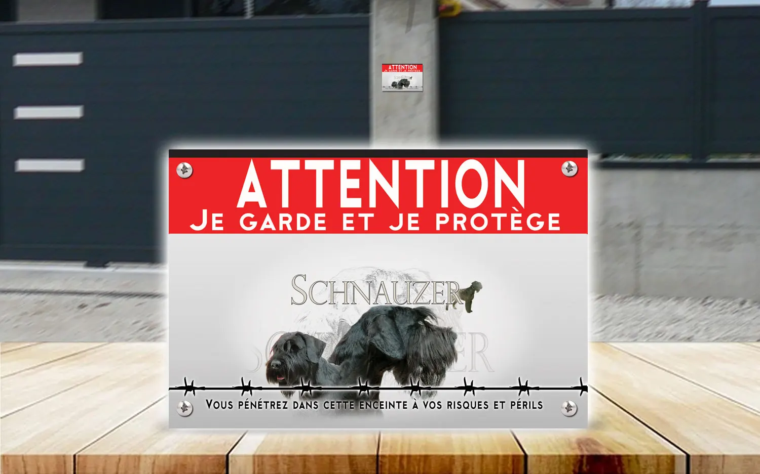 Plaque attention au chien schnauzer géant en dibond 2 mm, posée sur un portail