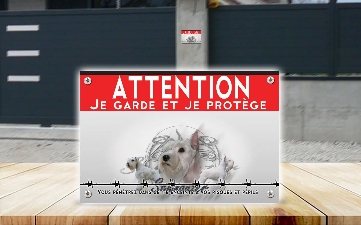 Plaque attention au chien schnauzer moyen en dibond 2 mm, posée sur un portail