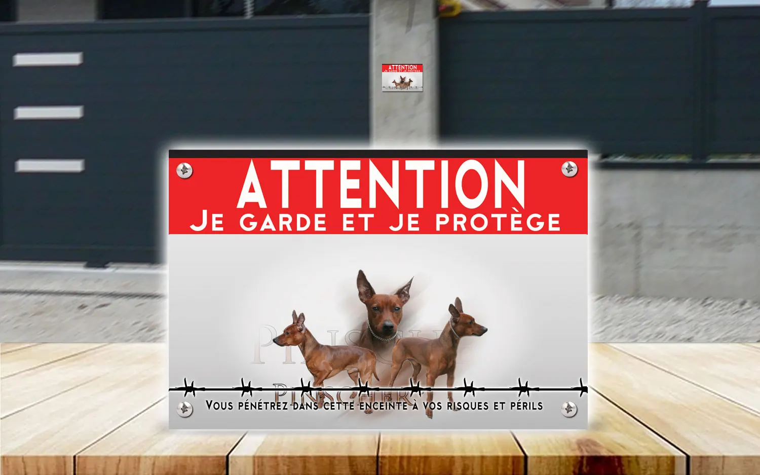 Plaque attention au chien pinscher nain en dibond 2 mm, posée sur un portail