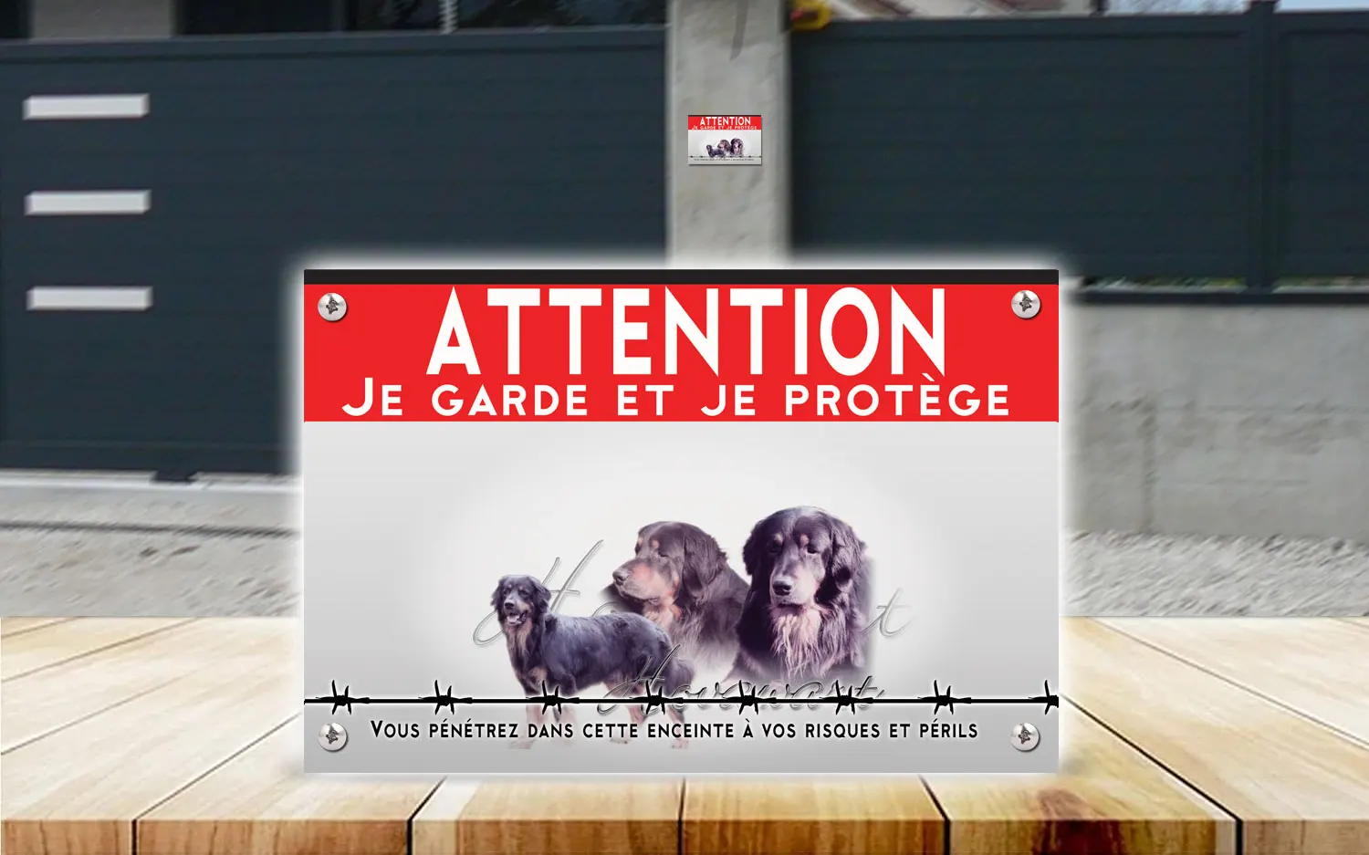 Plaque attention au chien hovawart en dibond 2 mm, posée sur un portail