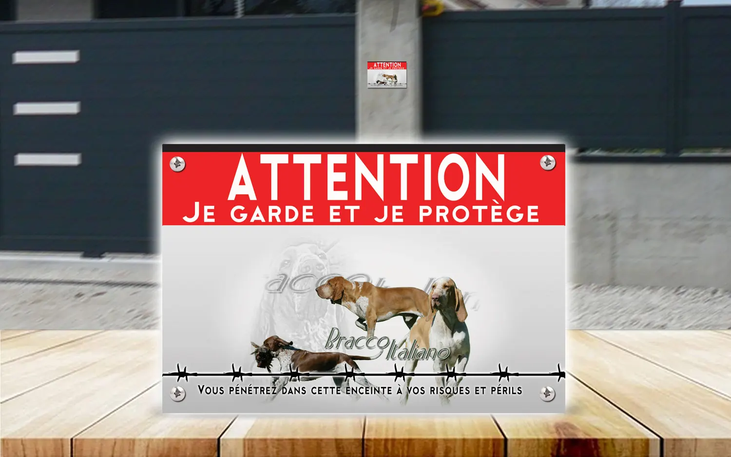 Plaque attention au chien braque italien en dibond 2 mm, posée sur un portail