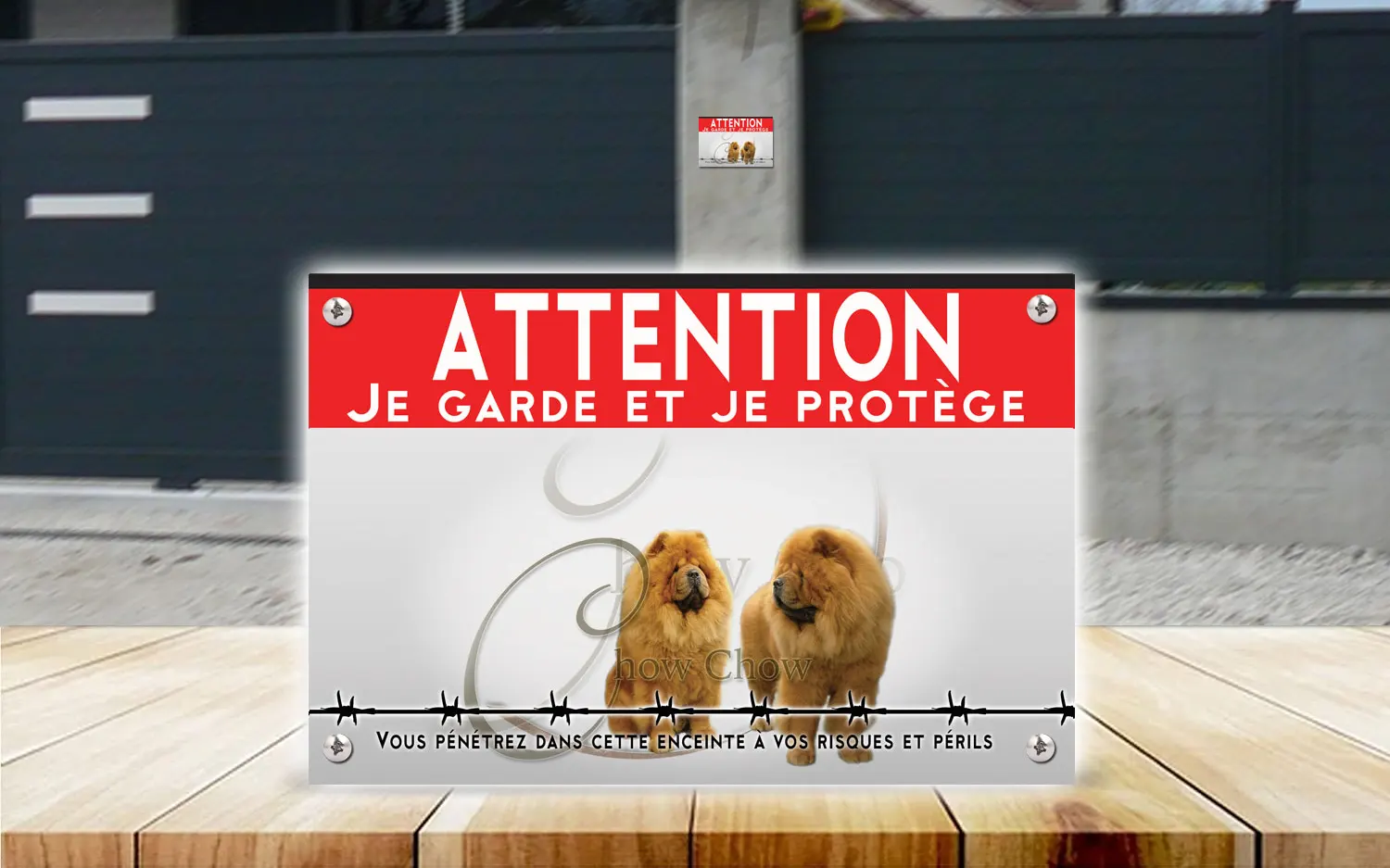 Plaque attention au chien chow chow en dibond 2 mm, posée sur un portail