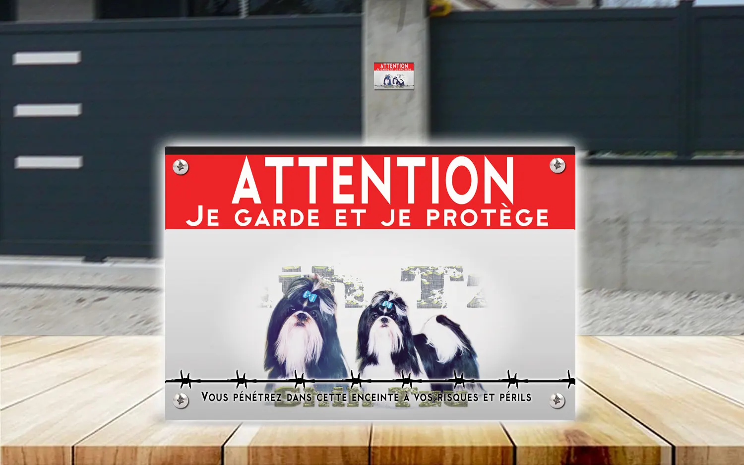 Plaque attention au chien shih tzu en dibond 2 mm, posée sur un portail