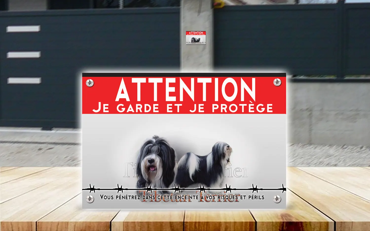 Plaque attention au chien terrier du Tibet en dibond 2 mm, posée sur un portail