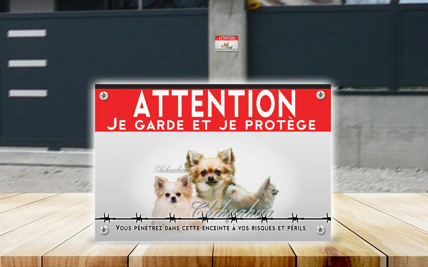 Plaque attention au chien chihuahua en dibond 2 mm, posée sur un portail