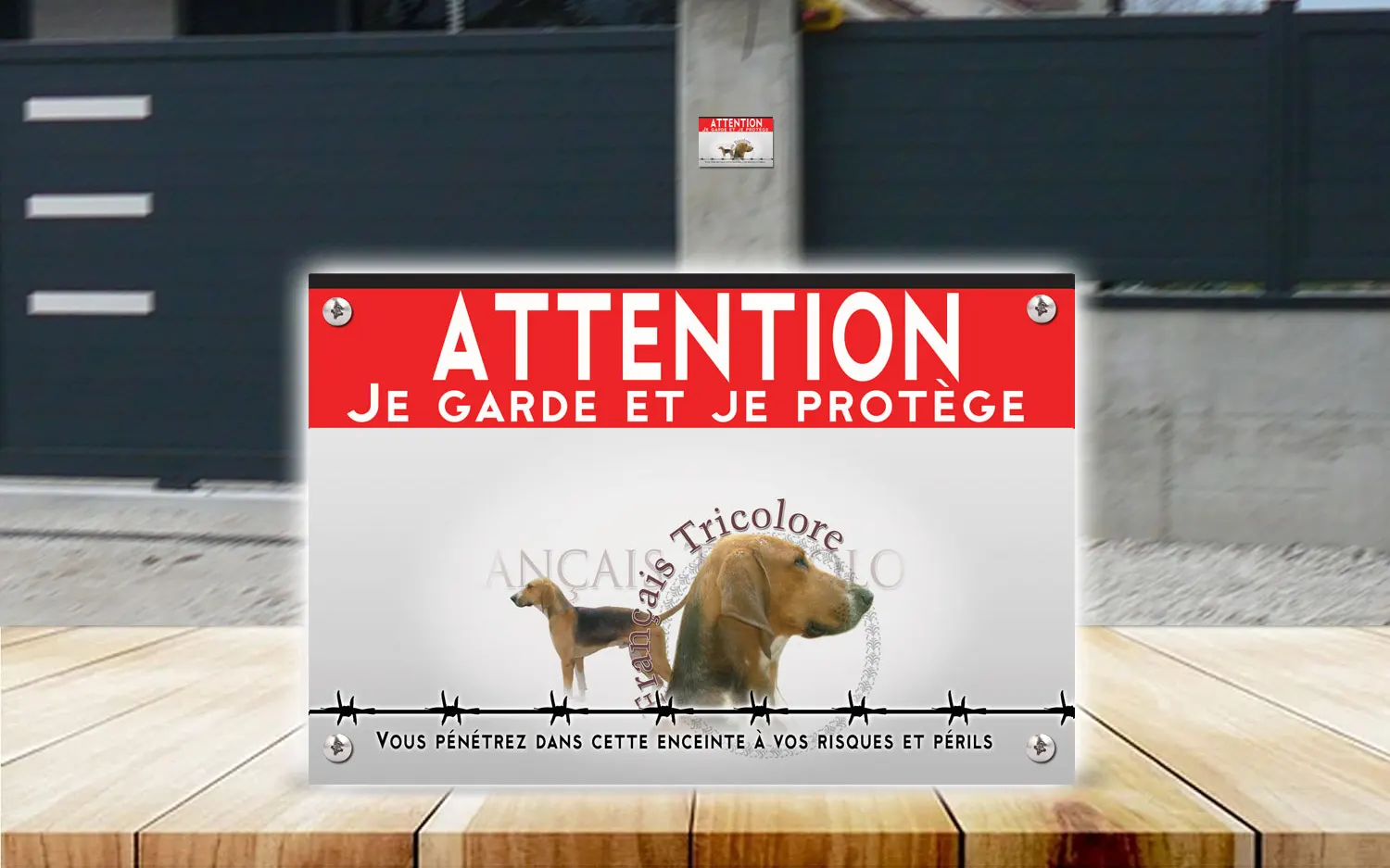 Plaque attention au chien chien français tricolore en dibond 2 mm, posée sur un portail