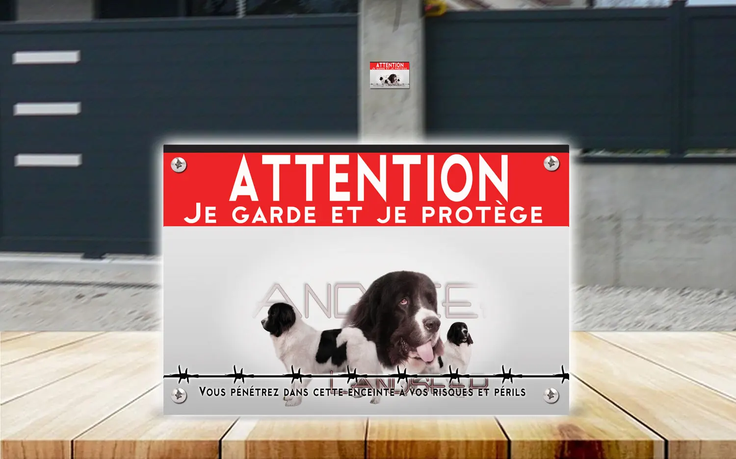 Plaque attention au chien landseer en dibond 2 mm, posée sur un portail