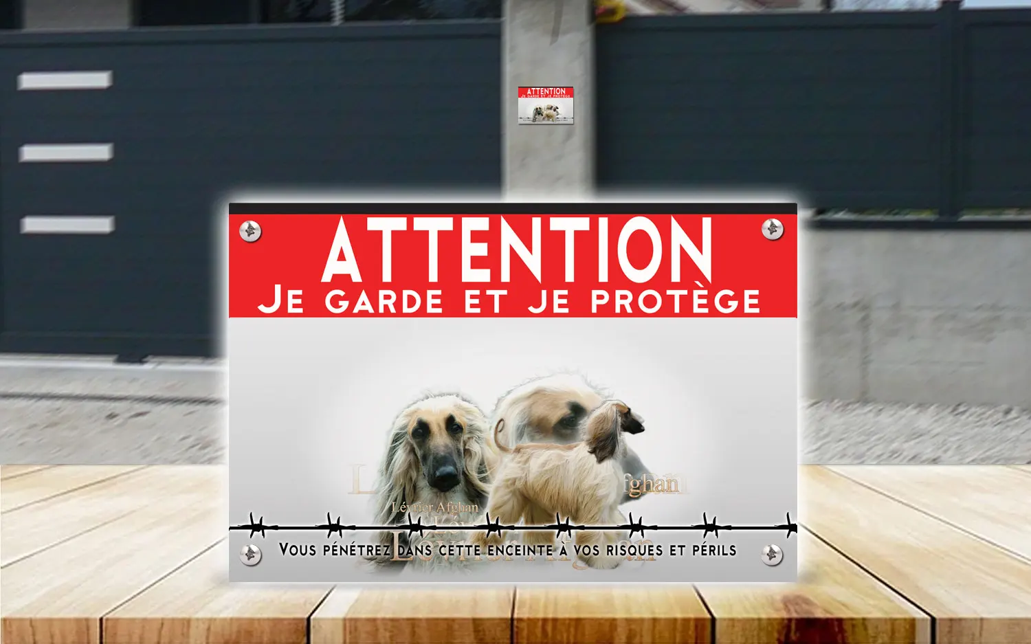 Plaque attention au chien lévrier afghan en dibond 2 mm, posée sur un portail
