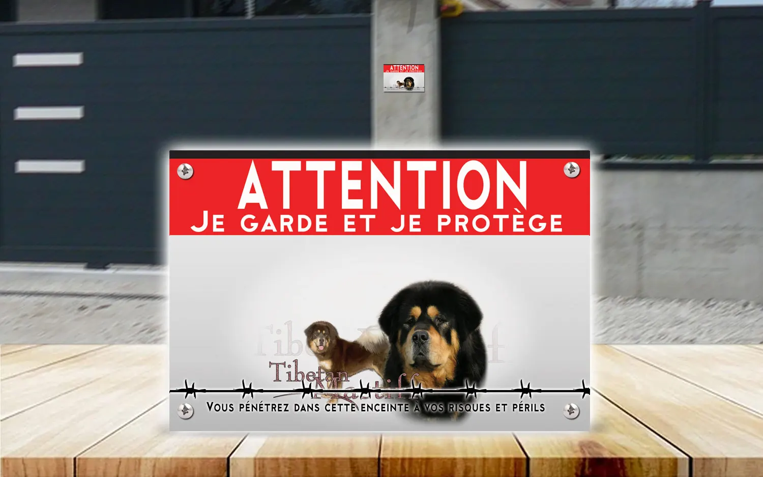 Plaque attention au chien dogue du Tibet en dibond 2 mm, posée sur un portail