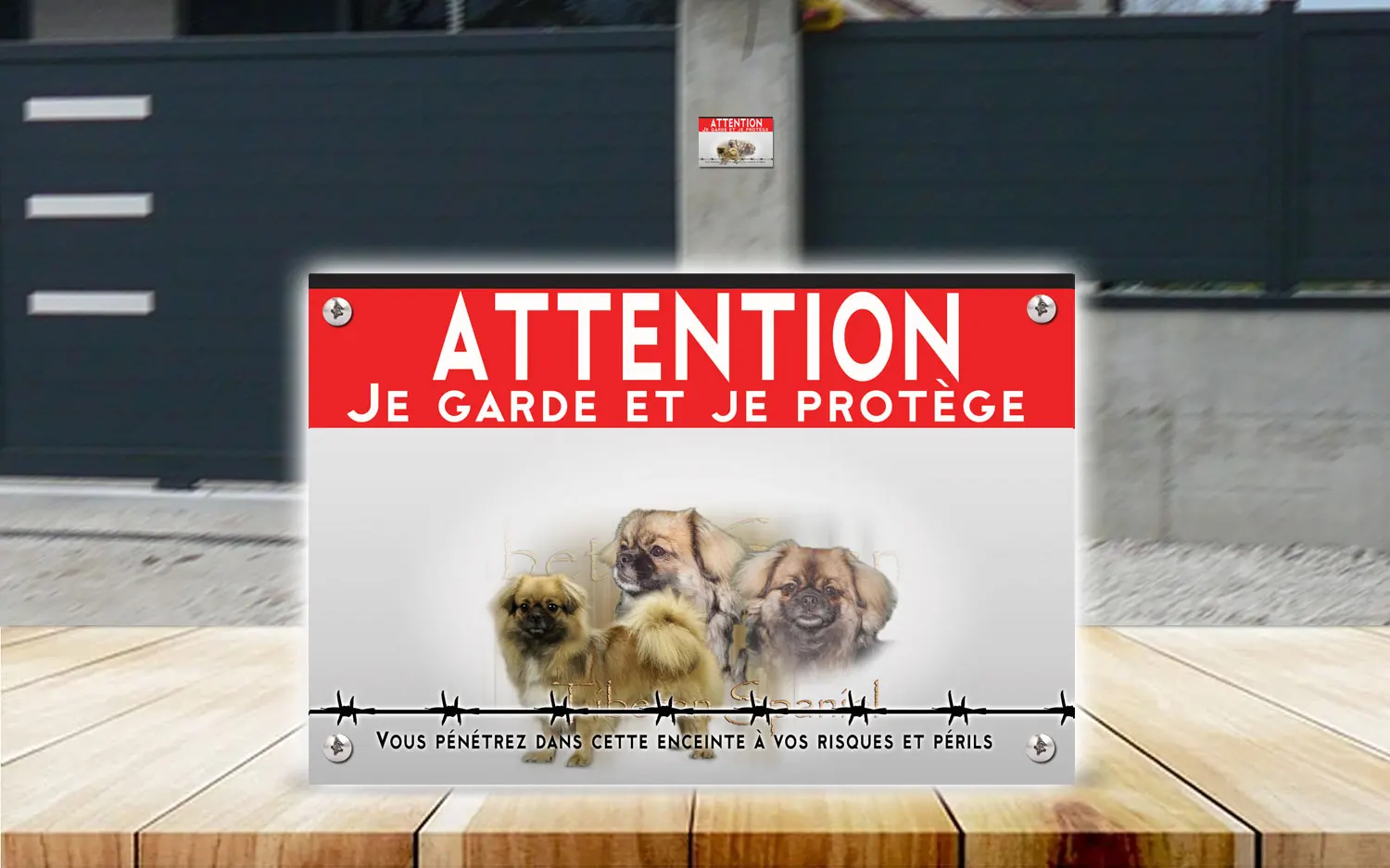 Plaque attention au chien épagneul tibétain en dibond 2 mm, posée sur un portail