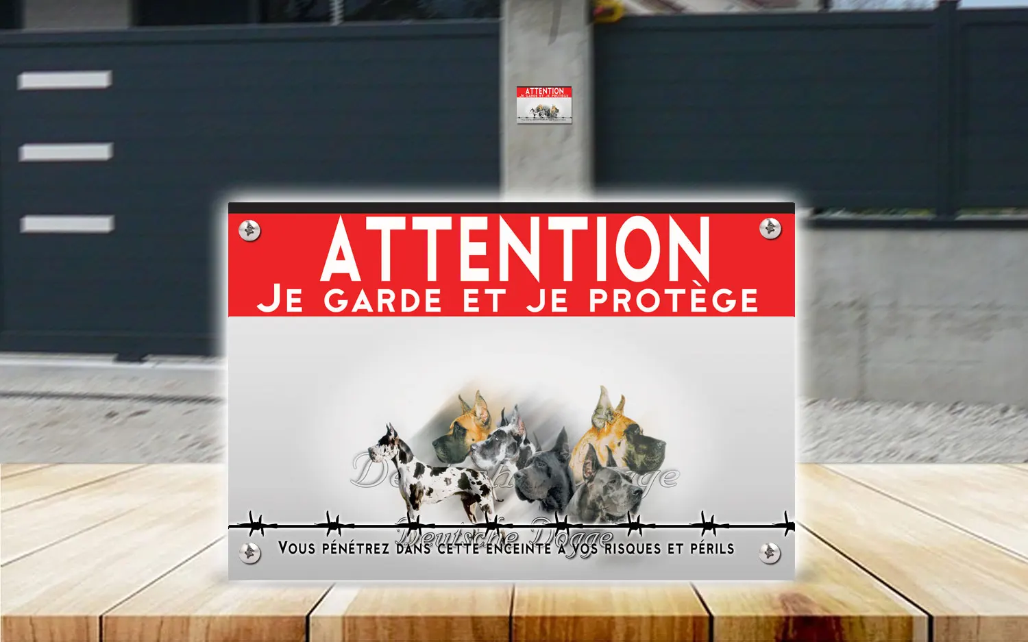 Plaque attention au chien dogue allemand en dibond 2 mm, posée sur un portail