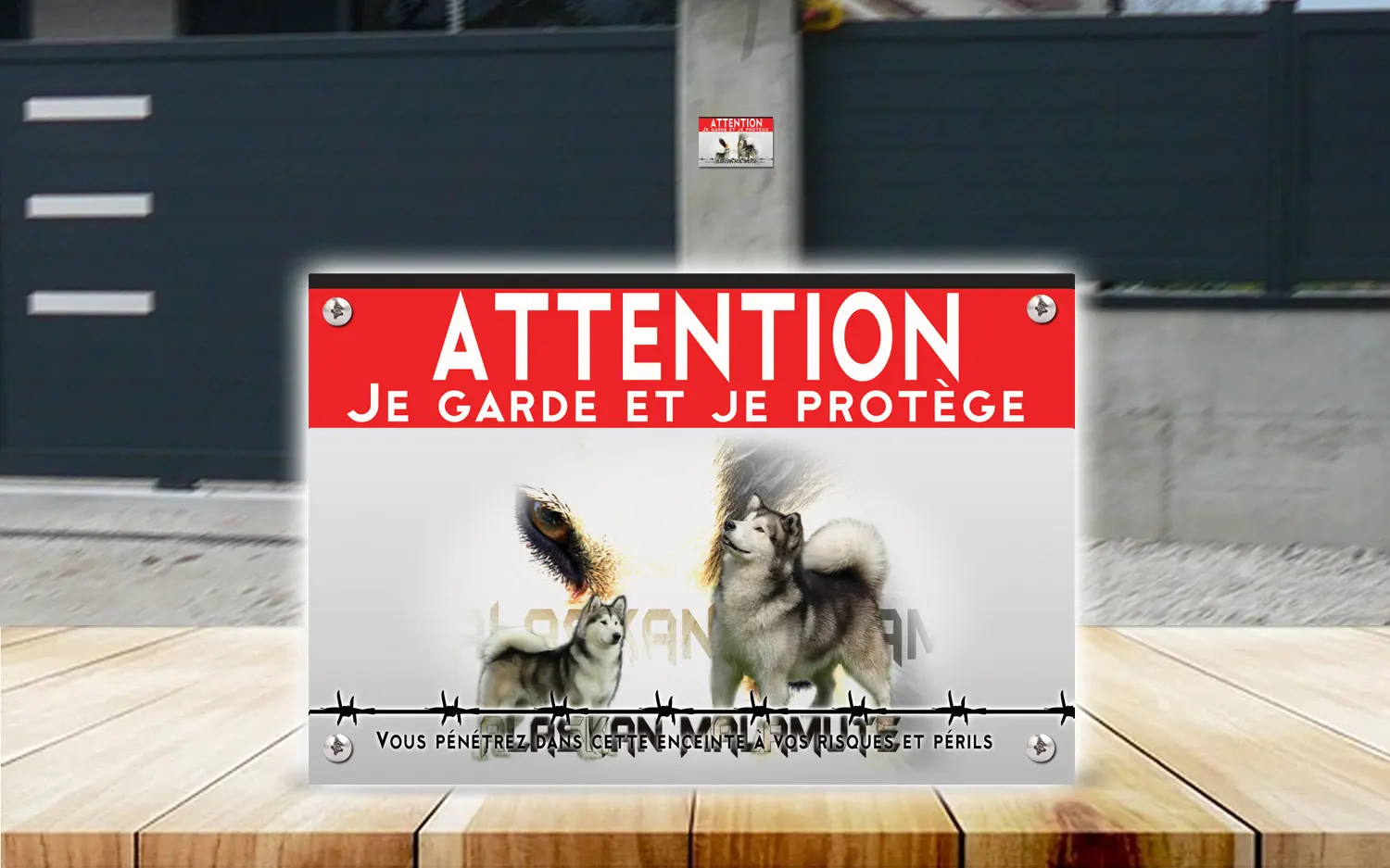 Plaque attention au chien malamute de l'Alaska en dibond 2 mm, posée sur un portail