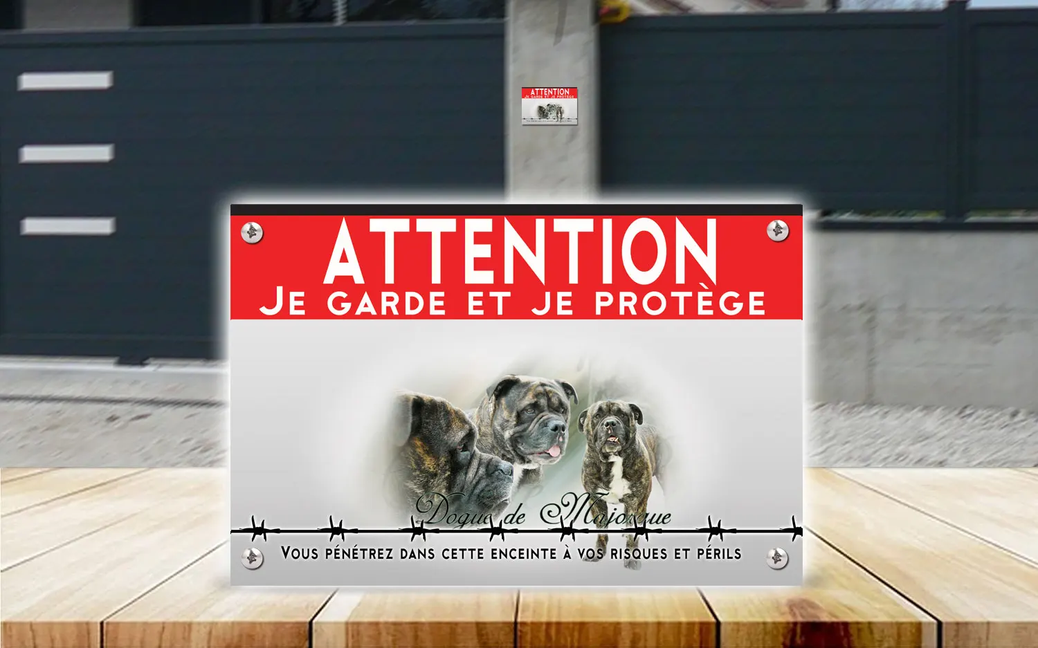 Plaque attention au chien dogue de Majorque en dibond 2 mm, posée sur un portail