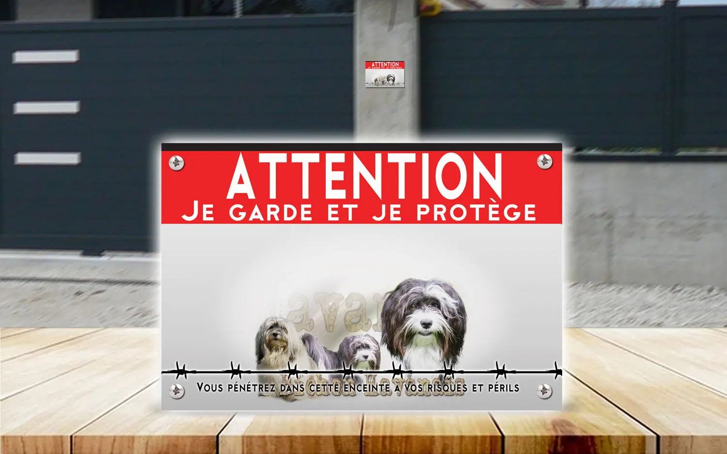 Plaque attention au chien bichon havanais en dibond 2 mm, posée sur un portail