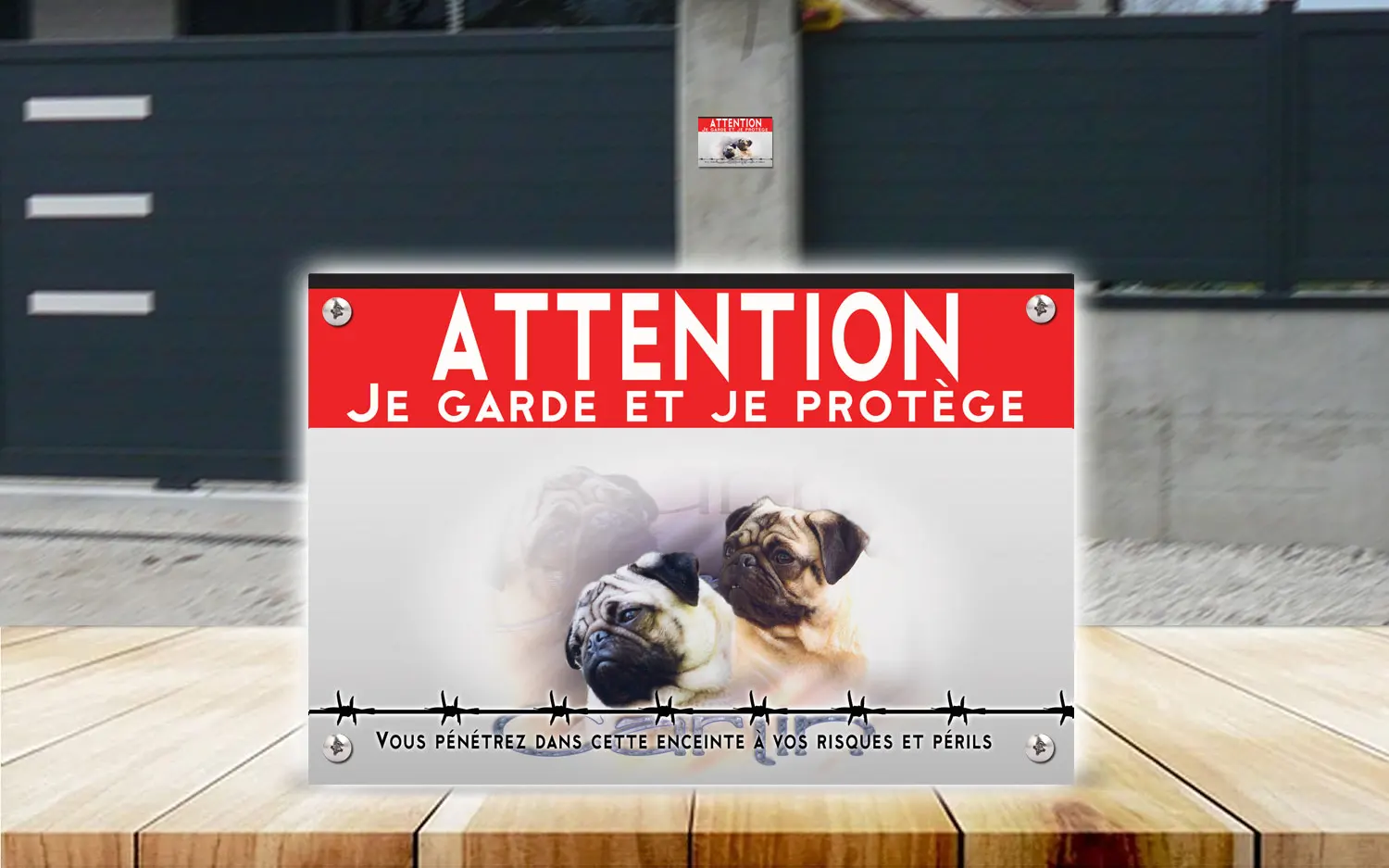 Plaque attention au chien carlin en dibond 2 mm, posée sur un portail