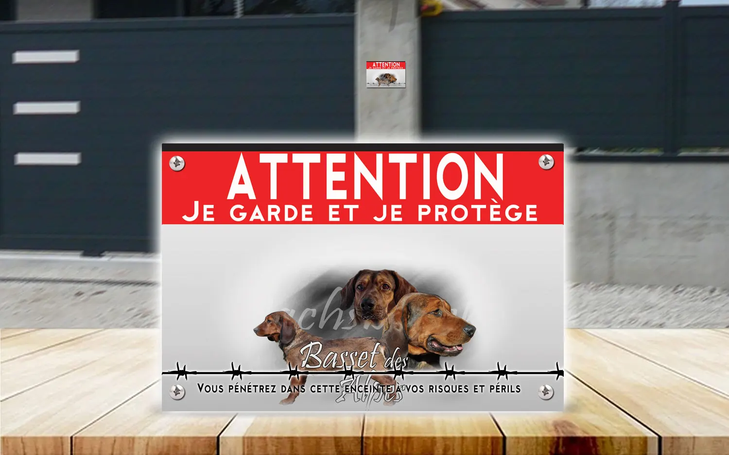 Plaque attention au chien basset des Alpes en dibond 2 mm, posée sur un portail