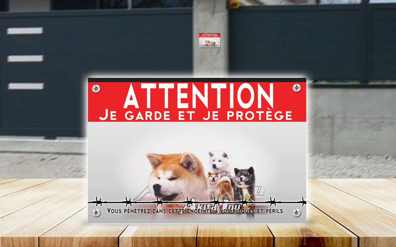 Plaque attention au chien akita en dibond 2 mm, posée sur un portail