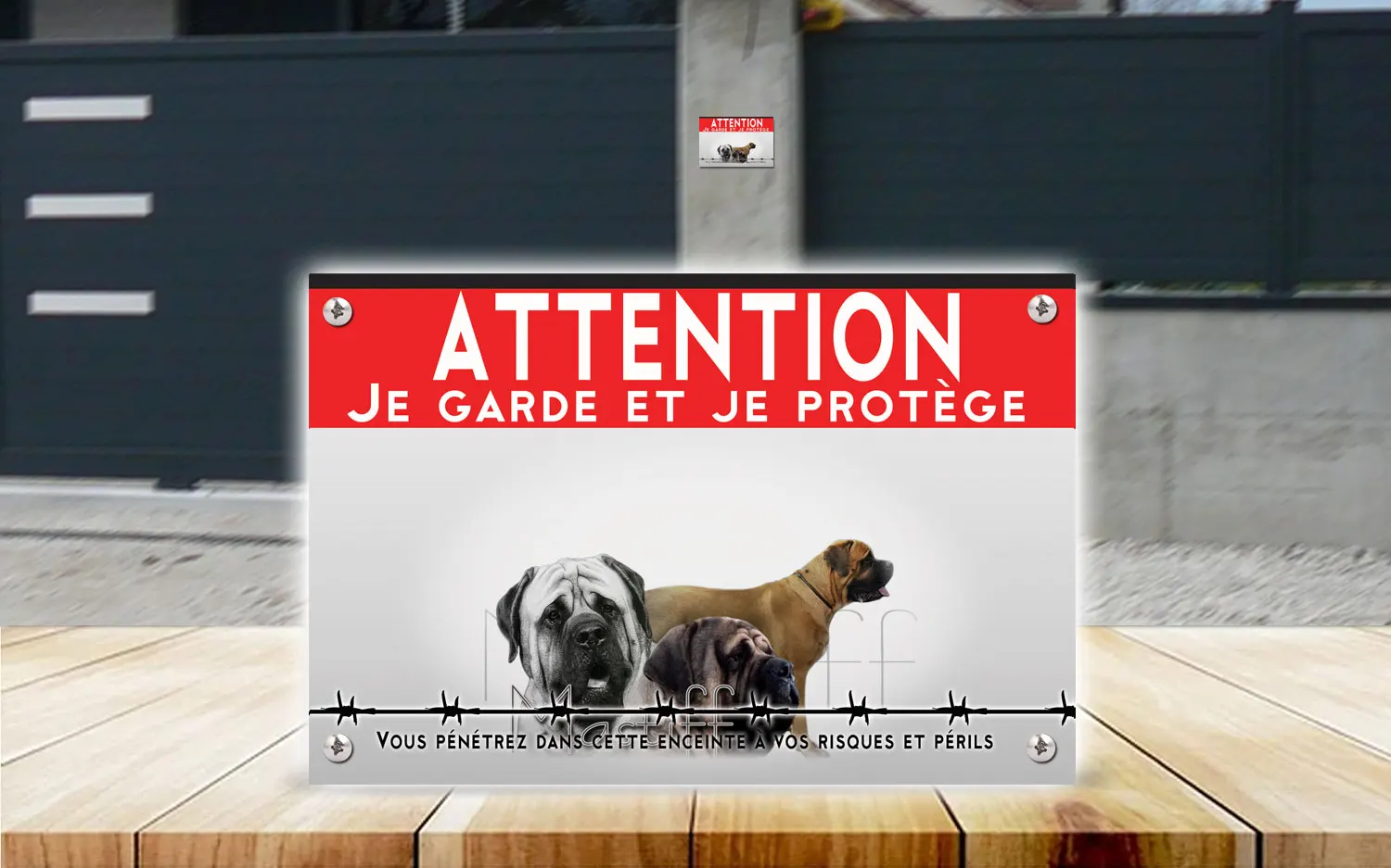 Plaque attention au chien mastiff en dibond 2 mm, posée sur un portail