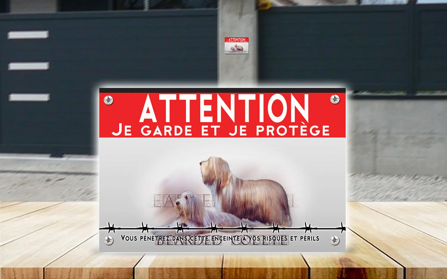 Plaque attention au chien colley barbu en dibond 2 mm, posée sur un portail