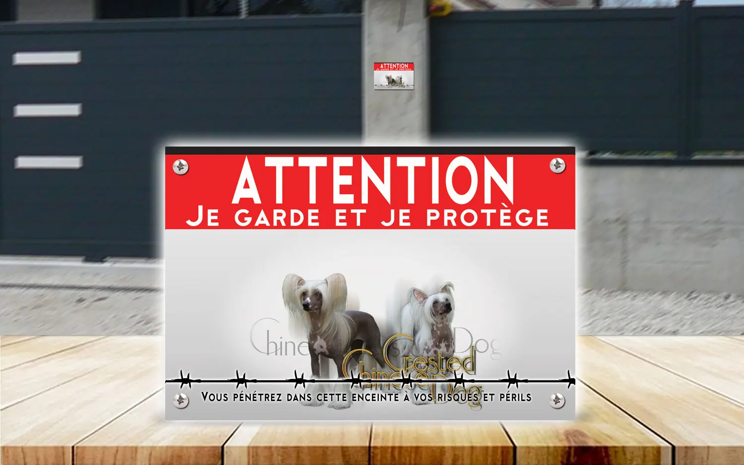 Plaque attention au chien chien chinois à crête en dibond 2 mm, posée sur un portail