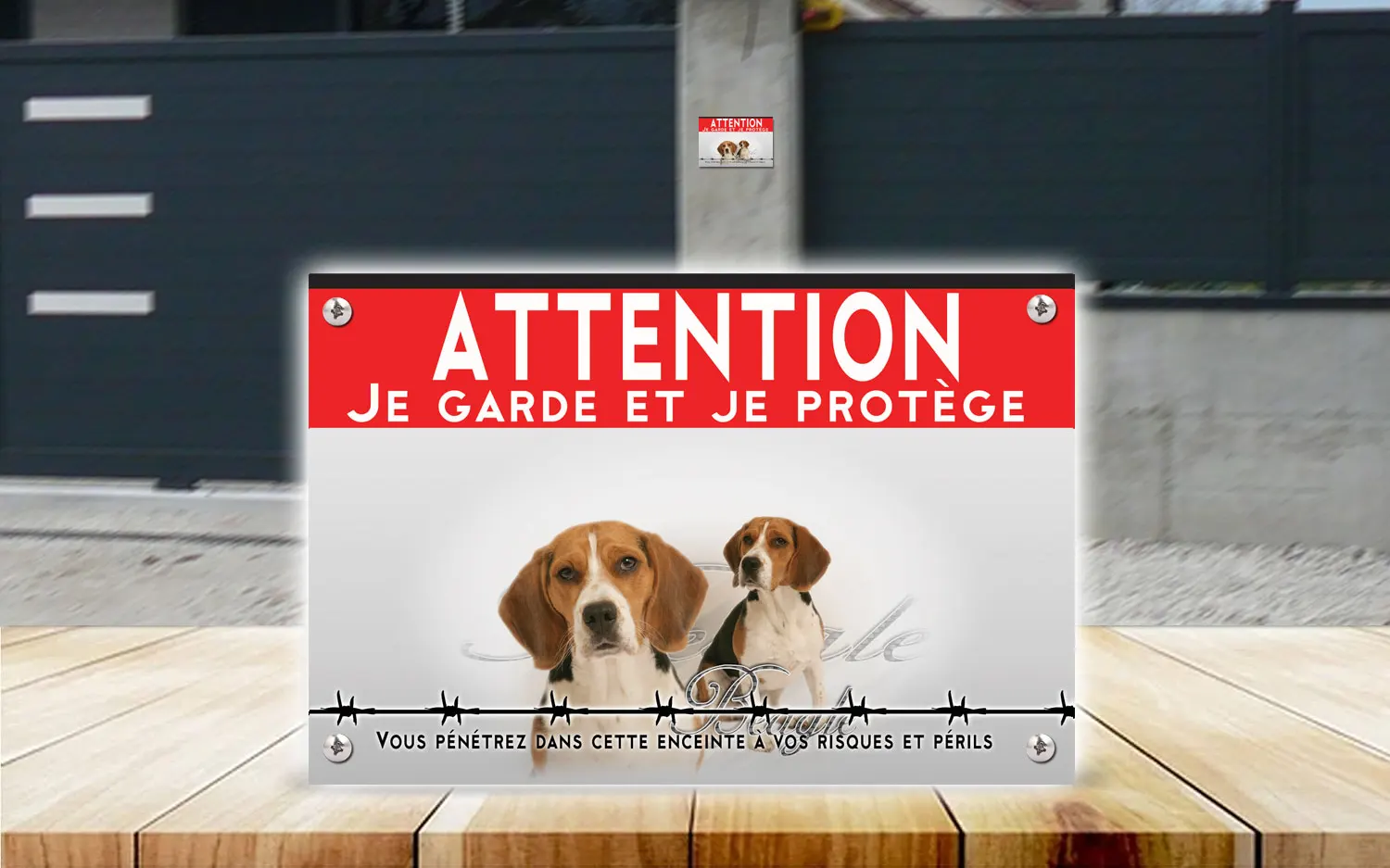 Plaque attention au chien beagle en dibond 2 mm, posée sur un portail