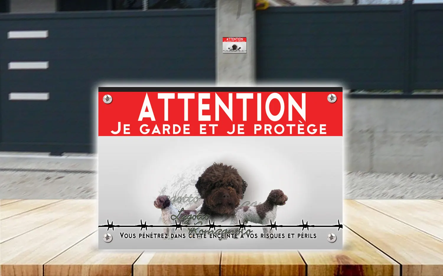 Plaque attention au chien chien d'eau romagnol en dibond 2 mm, posée sur un portail