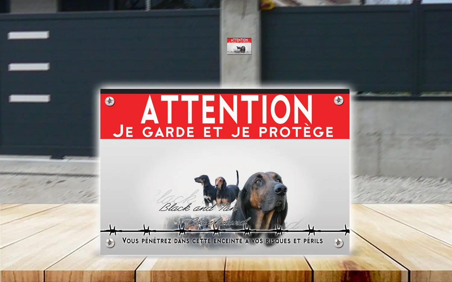 Plaque attention au chien black and tan coonhound en dibond 2 mm, posée sur un portail