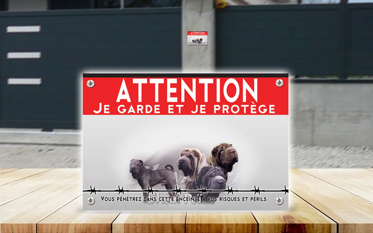 Plaque attention au chien shar peï en dibond 2 mm, posée sur un portail