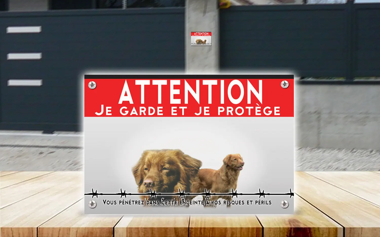 Plaque attention au chien nova scotia duck tolling retriever en dibond 2 mm, posée sur un portail