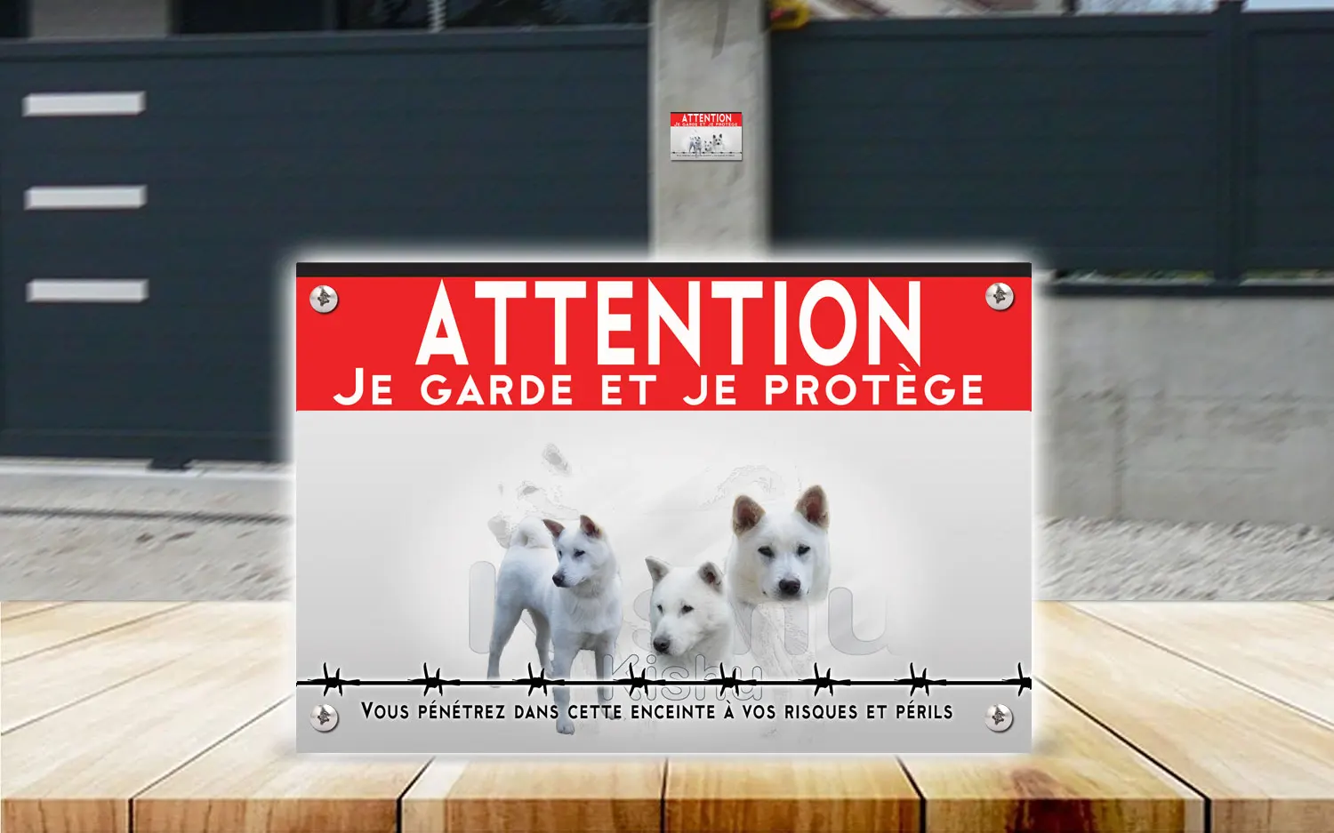Plaque attention au chien kishu en dibond 2 mm, posée sur un portail