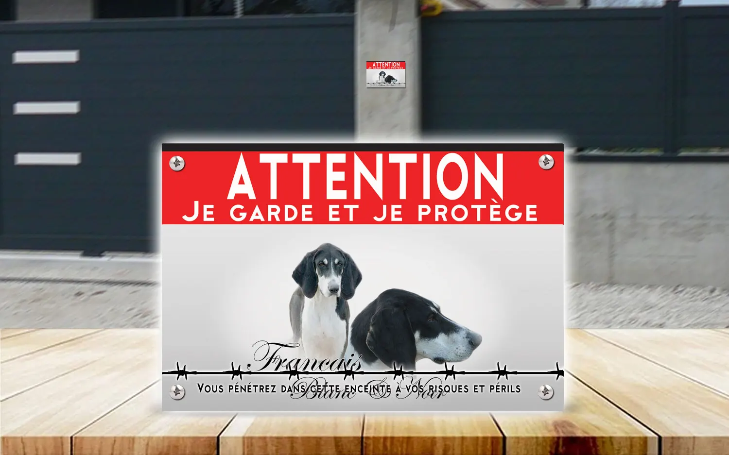 Plaque attention au chien chien français blanc et noir en dibond 2 mm, posée sur un portail