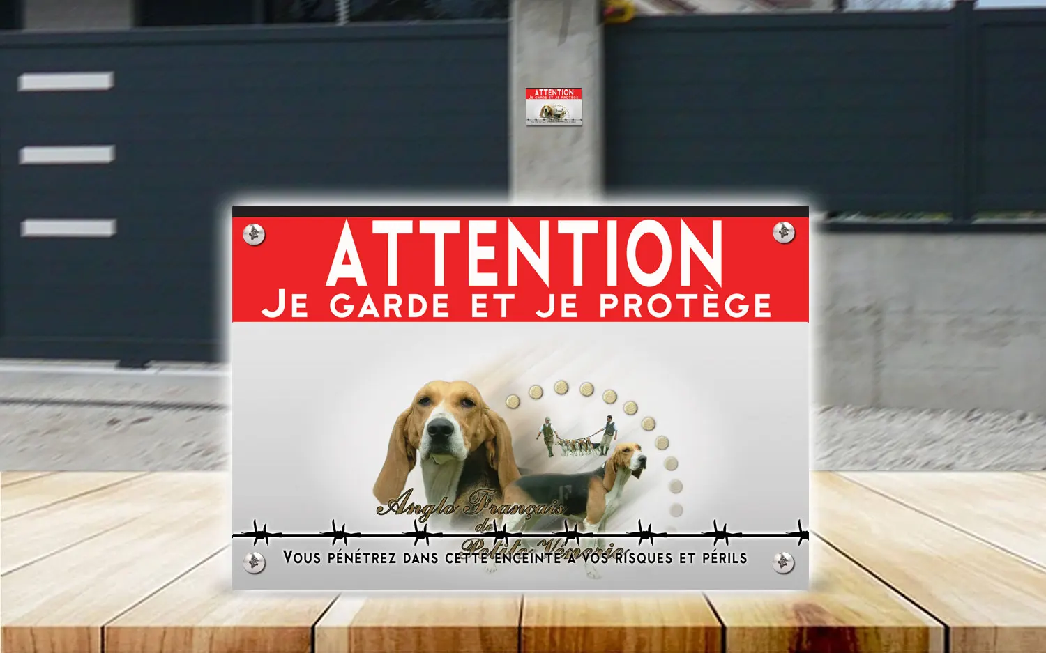 Plaque attention au chien anglo-français de petite vénerie en dibond 2 mm, posée sur un portail