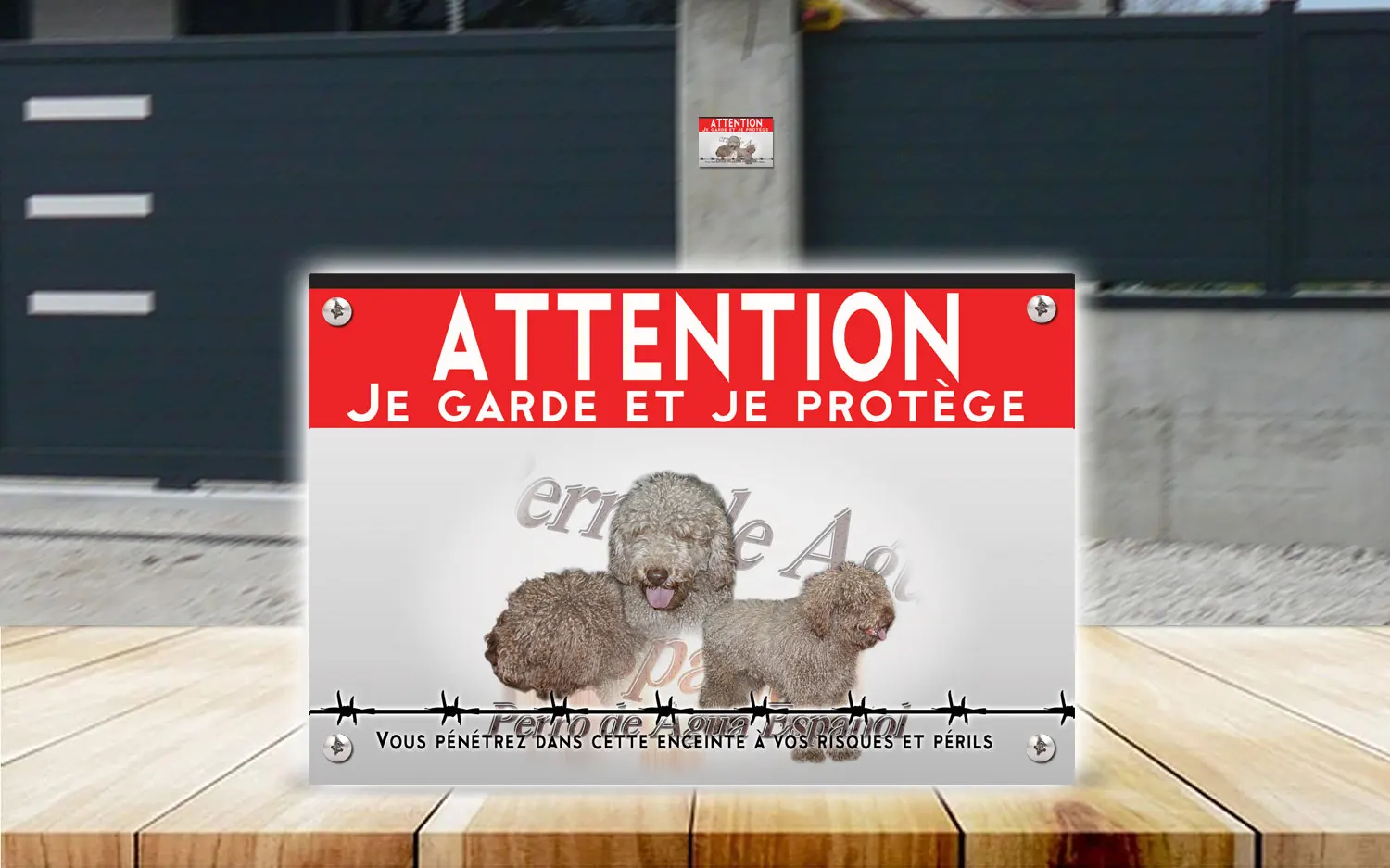 Plaque attention au chien chien d'eau espagnol en dibond 2 mm, posée sur un portail