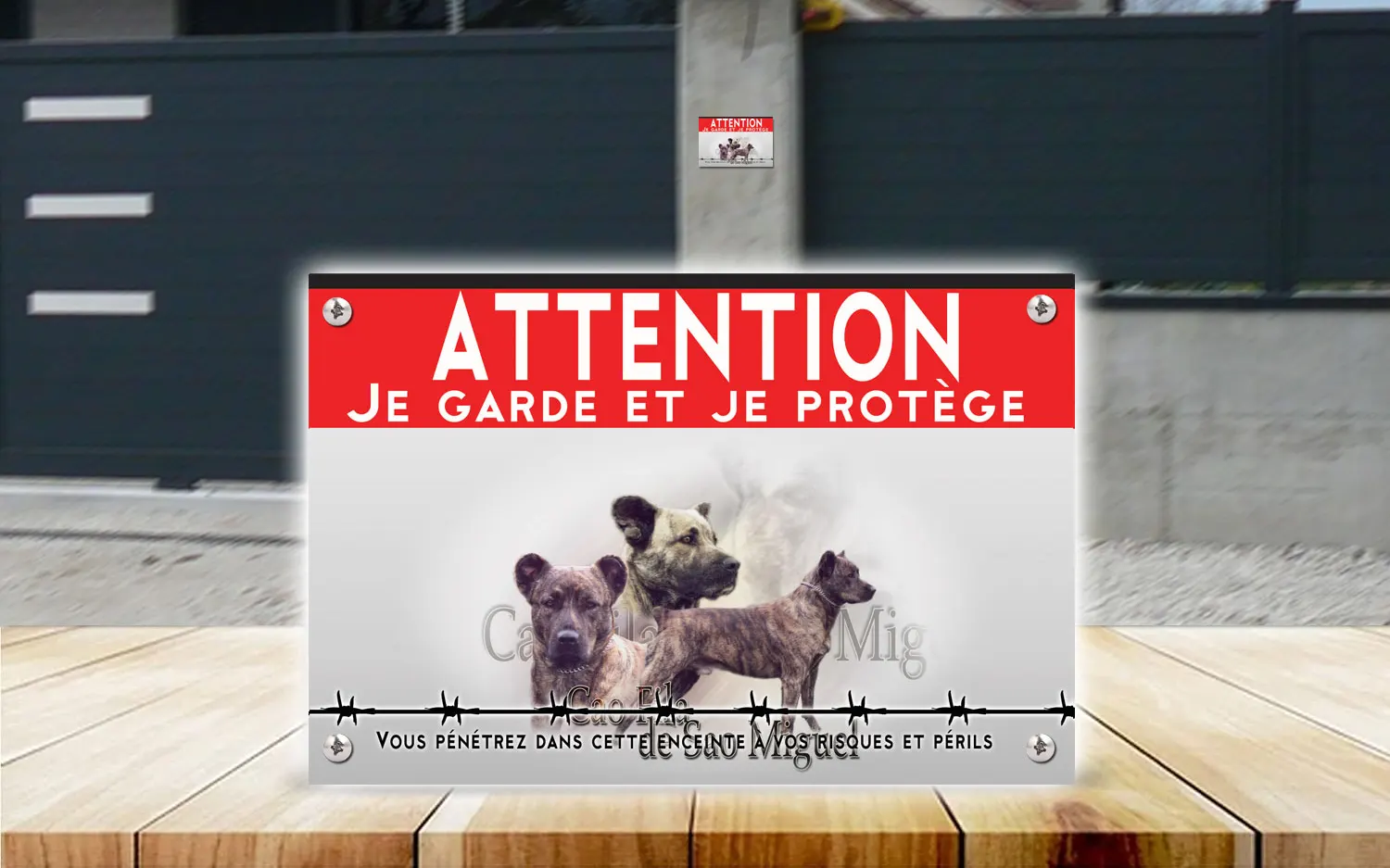 Plaque attention au chien cão fila de São Miguel en dibond 2 mm, posée sur un portail