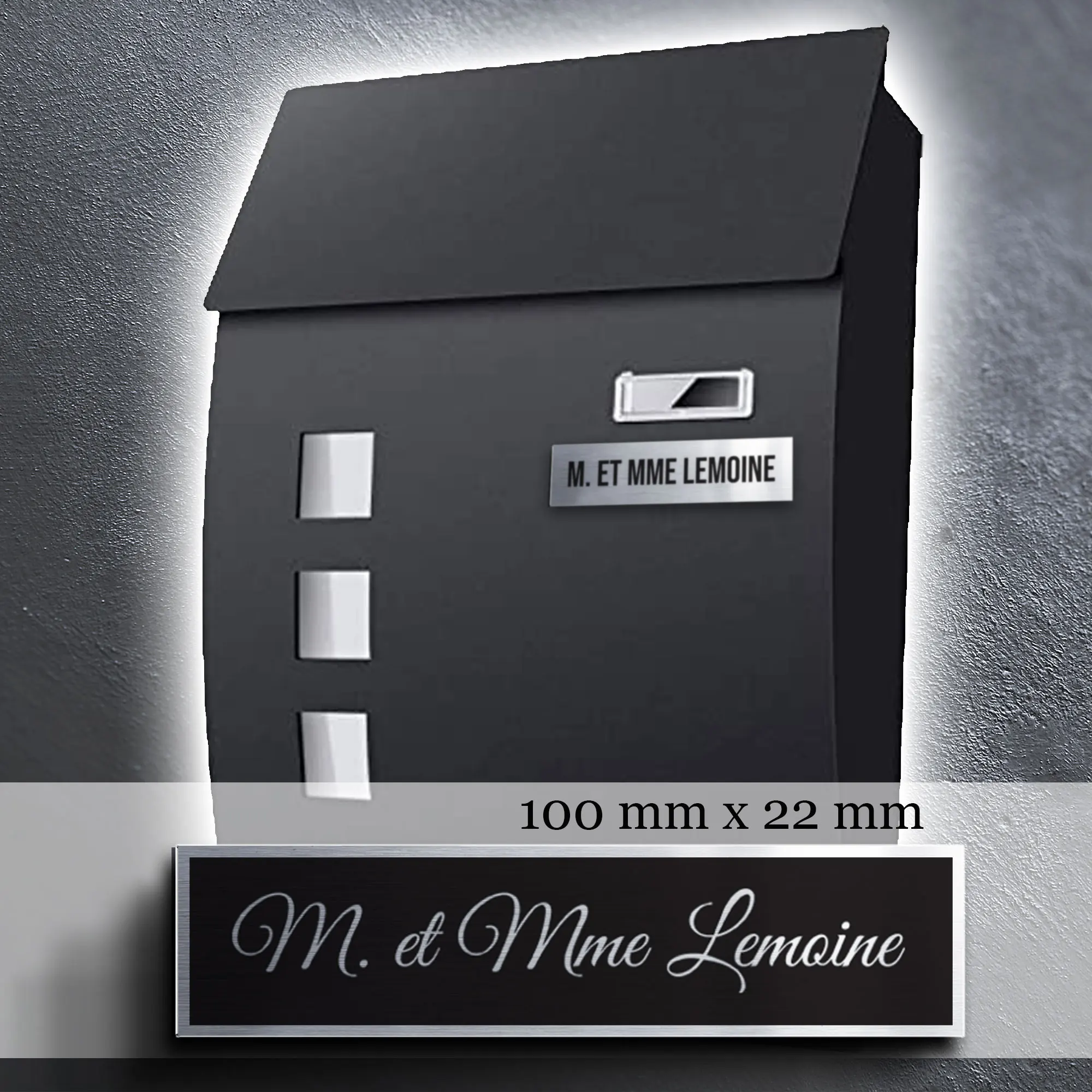 Plaque de boîte aux lettres 100 x 22 mm collée sur une boîte aux lettres noire