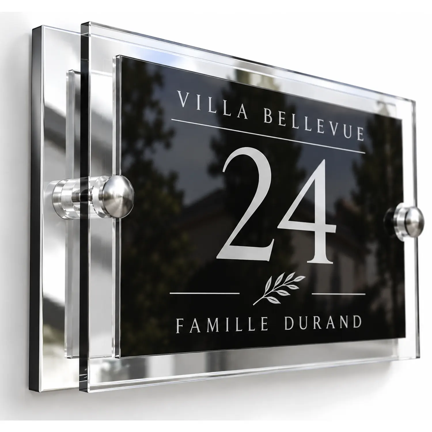 Plaque nom de maison en verre acrylique sur fond aluminium brossé : Villa Bellevue, numéro 24